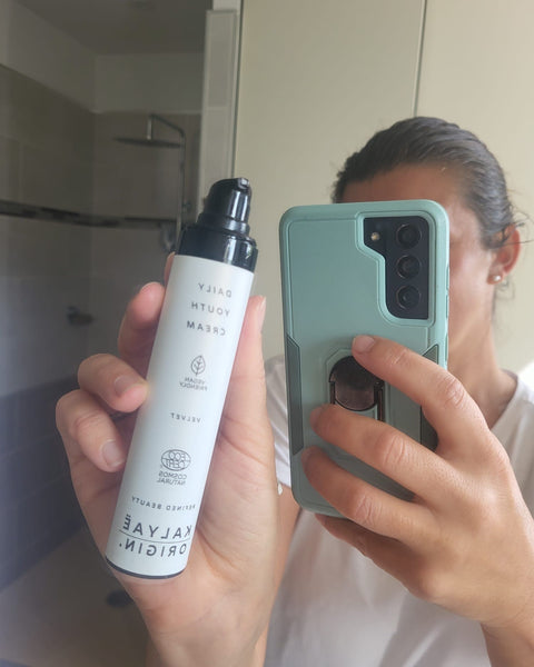 Daily Youth Cream crème anti-âge certifiée COSMOS NATURAL 50 ml présentée en application dans une salle de bain – KALYAË ORIGIN