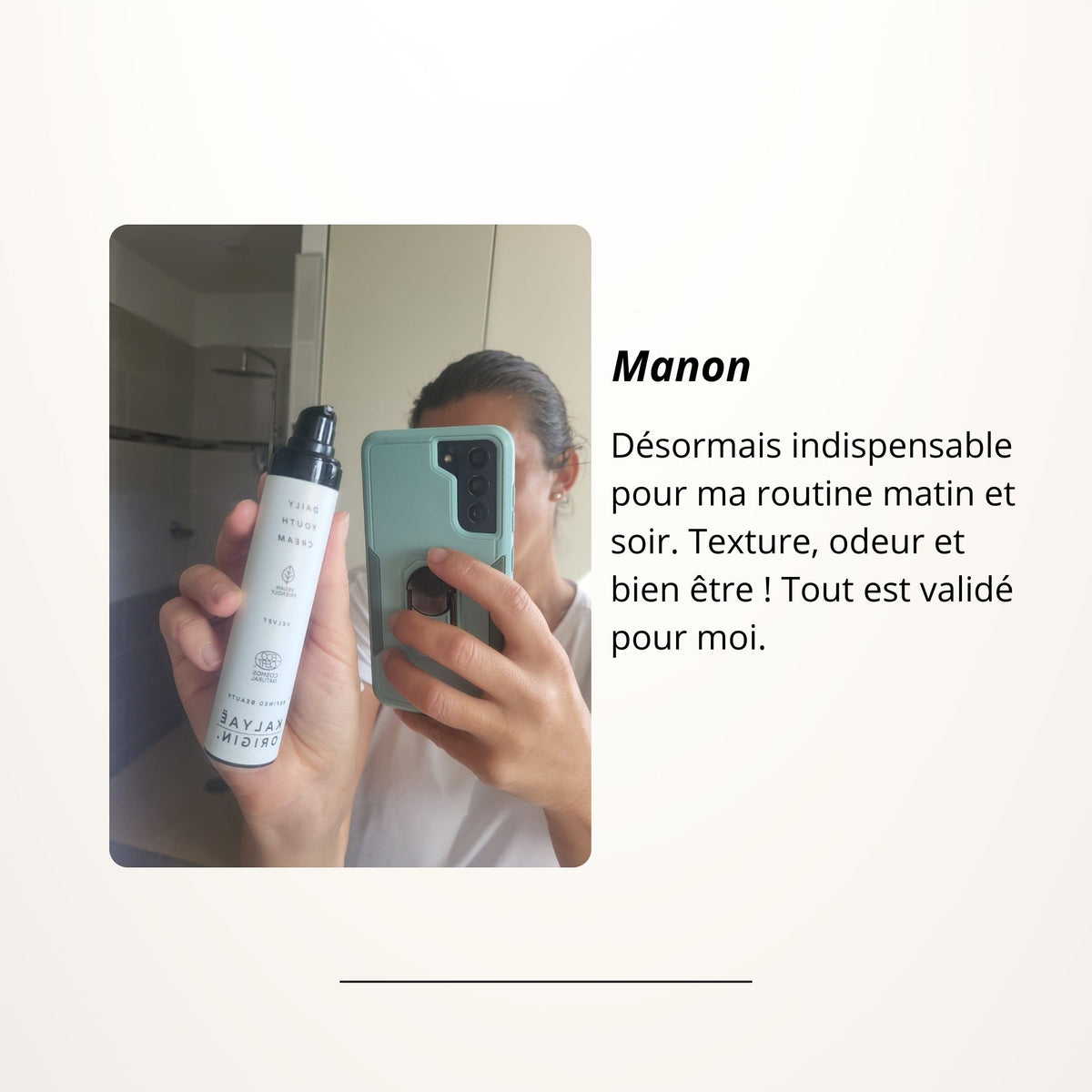 Daily Youth Cream crème jeunesse veloutée certifié COSMOS NATURAL 30 ml présenté en application dans une salle de bain en selfie devant un miroir – KALYAË ORIGIN