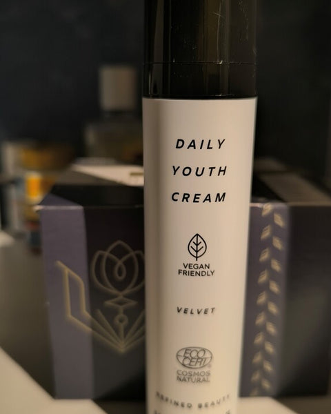 Daily Youth Cream crème velours anti-âge certifiée COSMOS NATURAL 50 ml présentée en avis client devant une boîte – KALYAË ORIGIN