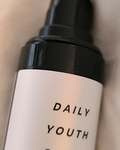 Daily Youth Cream crème velours anti-âge certifiée COSMOS NATURAL 50 ml présentée en avis client en gros plan sur le flacon – KALYAË ORIGIN