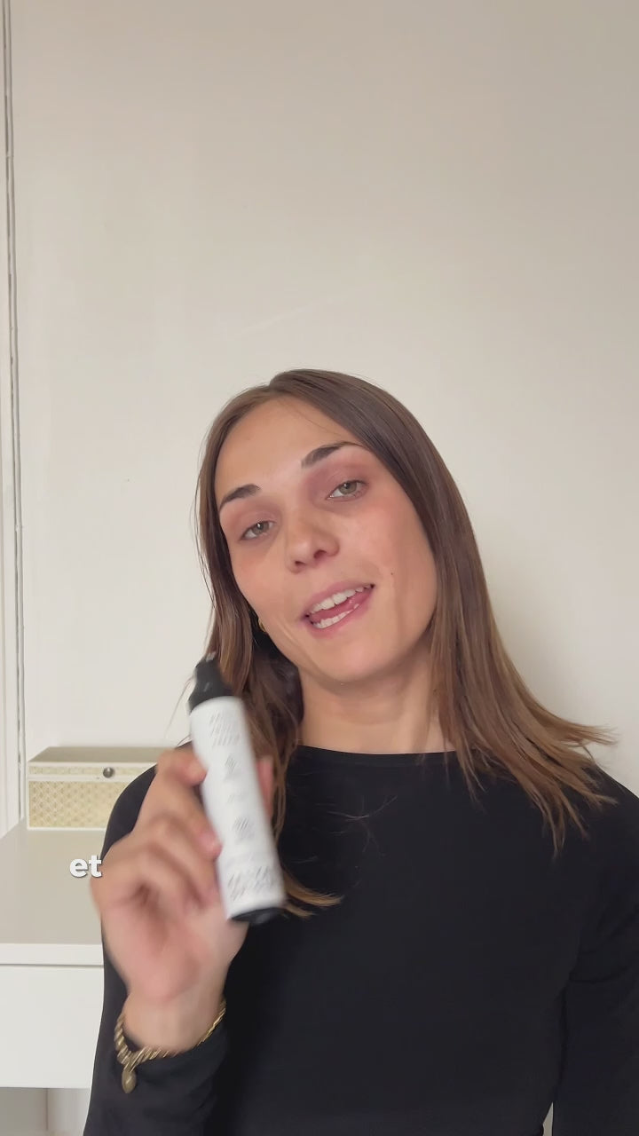 Vidéo Daily Youth Cream crème anti-âge visage certifiée COSMOS NATURAL 50 ml présentée en application en intérieur – KALYAË ORIGIN