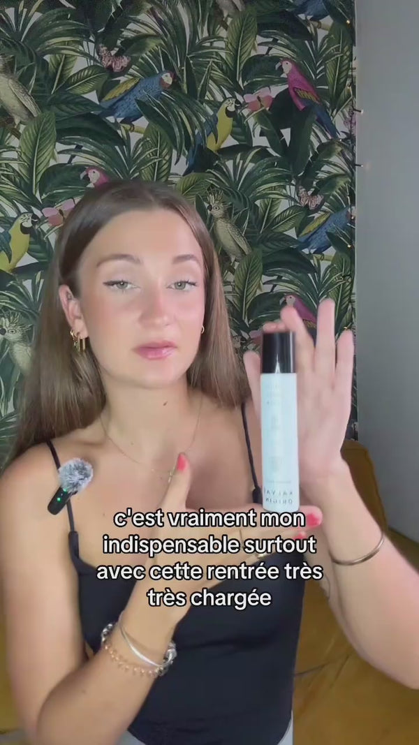 Vidéo Daily Youth Cream crème anti-âge visage certifiée COSMOS NATURAL 50 ml présentée en application en intérieur – KALYAË ORIGIN