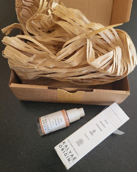 Red Berry Serum apaisant peau sensible certifié COSMOS NATURAL 30 ml présenté en avis client avec packaging et boîte kraft – KALYAË ORIGIN