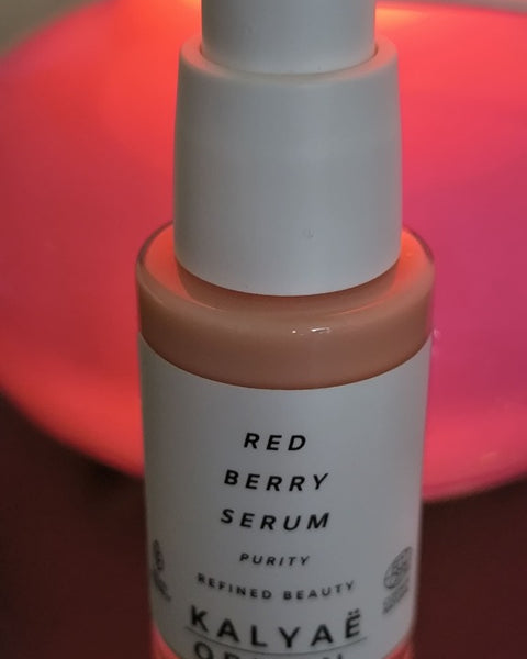 Red Berry Serum apaisant peau sensible certifié COSMOS NATURAL 30 ml présenté en avis client avec lumière d’ambiance rosée – KALYAË ORIGIN