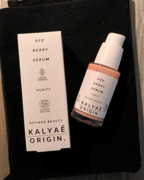 Red Berry Serum apaisant peau sensible certifié COSMOS NATURAL 30 ml présenté en avis client avec son packaging sur pochette noire – KALYAË ORIGIN