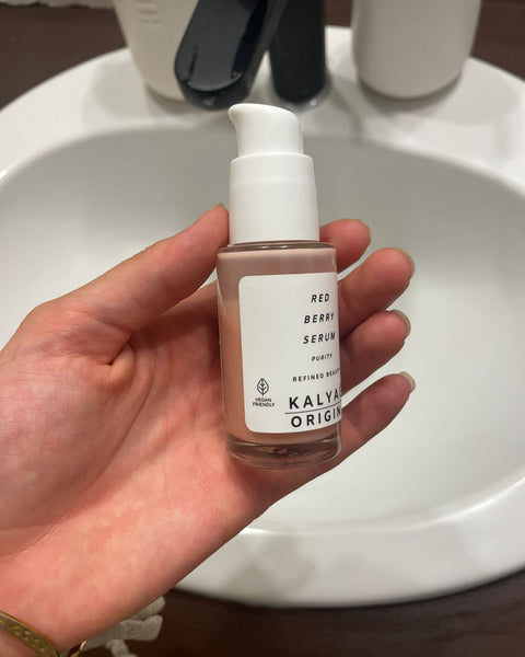 Red Berry Serum sérum peau sensible certifié COSMOS NATURAL 30 ml présenté en application dans une salle de bain – KALYAË ORIGIN