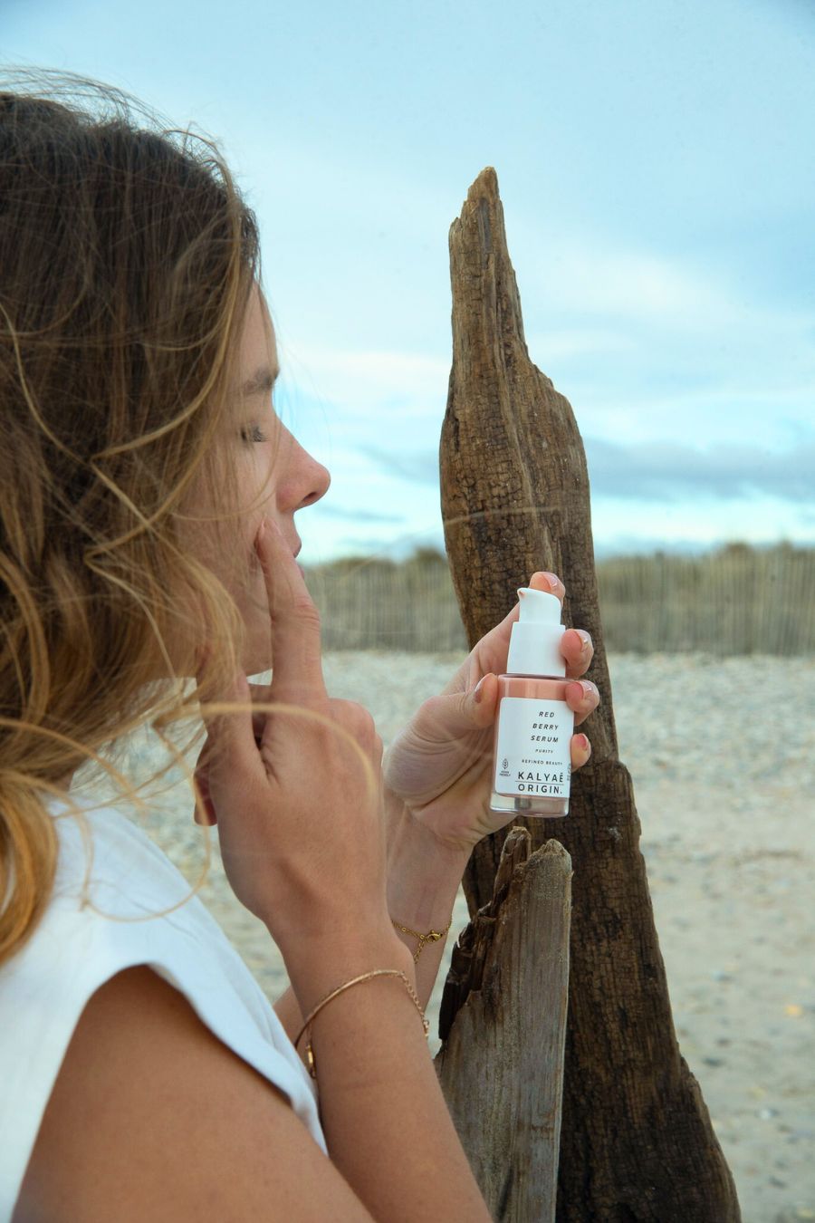 Red Berry Serum repulpant visage certifié COSMOS NATURAL 30 ml présenté en application en extérieur – KALYAË ORIGIN