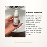 Red Berry Serum sérum apaisant peau sensible certifié COSMOS NATURAL 30 ml présenté en application dans une main près d’un lavabo – KALYAË ORIGIN