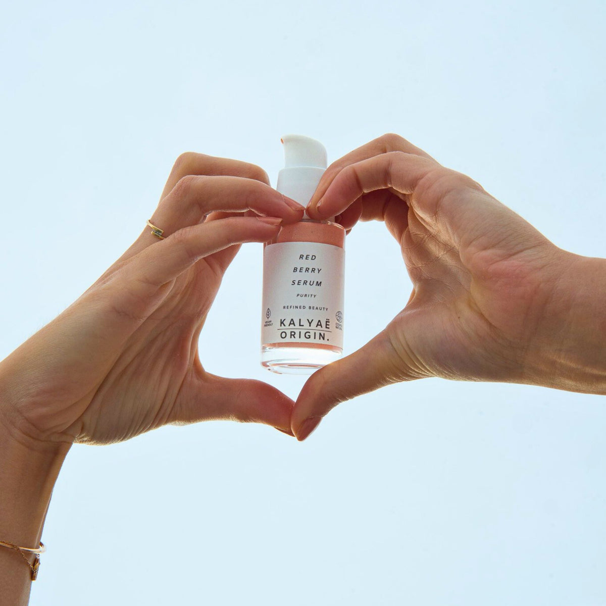 Red Berry Serum sérum peau sensible certifié COSMOS NATURAL 30 ml présenté en mise en situation en extérieur dans un ciel dégagé – KALYAË ORIGIN